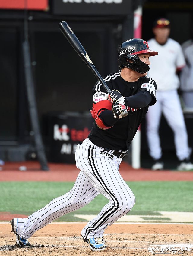 12일 오후 수원케이티위즈파크에서 열린 '2025 신한 SOL Bank KBO리그' LG 트윈스와 KT 위즈의 경기, 2회초 2사 LG 오지환이 타격하고 있다. 결과는 내야 땅볼 아웃. 엑스포츠뉴스 DB