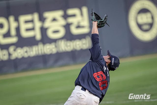 롯데 자이언츠 내야수 박찬형이 22일 창원NC파크에서 열린 2025 신한 SOL Bank KBO리그 NC 다이노스와의 팀 간 12차전에서 3회말 치명적인 수비 실책을 기록했다. 사진 롯데 자이언츠