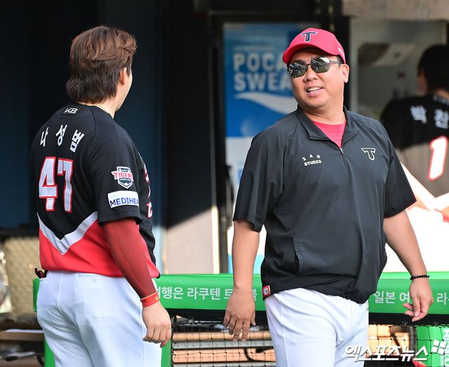 16일 오후 서울 송파구 잠실야구장에서 열린 '2025 신한 SOL Bank KBO리그' KIA 타이거즈와 두산 베어스의 경기, 경기 전 KIA 이범호 감독이 나성범과 대화를 나누고 있다. 엑스포츠뉴스 DB