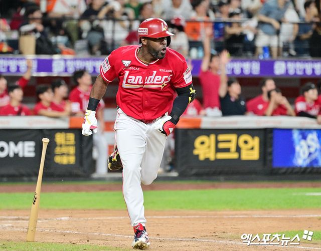 22일 오후 대전 한화생명 볼파크에서 열린 '2025 신한 SOL Bank KBO리그' SSG 랜더스와 한화 이글스의 경기, 11회초 2사 2루 SSG 에레디아가 1타점 2루타를 날리고 있다. 엑스포츠뉴스 대전, 김한준 기자