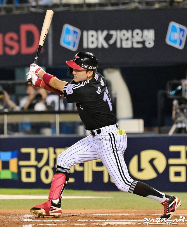 25일 오후 서울 송파구 잠실야구장에서 열린 '2025 신한 SOL Bank KBO리그' LG 트윈스와 두산 베어스의 경기, 7회초 1사 LG 박해민이 중전안타를 날리고 있다. 엑스포츠뉴스 DB