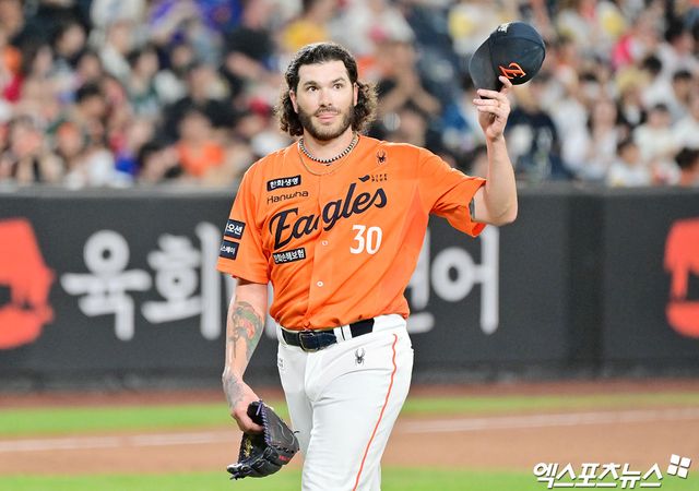 22일 오후 대전 한화생명 볼파크에서 열린 '2025 신한 SOL Bank KBO리그' SSG 랜더스와 한화 이글스의 경기, 7회초 수비를 마친 한화 폰세가 팬들에게 인사를 하고 있다. 엑스포츠뉴스 대전, 김한준 기자