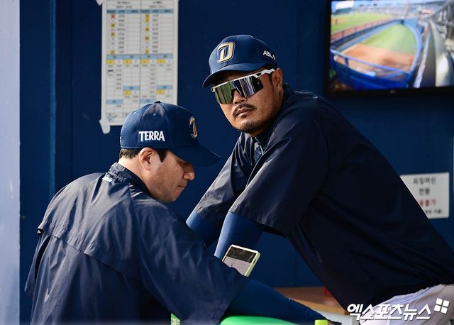 이호준(오른쪽) 감독이 이끄는 NC 다이노스가 22일 창원NC파크에서 열린 2025 신한 SOL Bank KBO리그 롯데 자이언츠와의 팀 간 12차전에서 . 사진 엑스포츠뉴스 DB