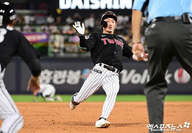 12일 오후 수원케이티위즈파크에서 열린 '2025 신한 SOL Bank KBO리그' LG 트윈스와 KT 위즈의 경기, 5회초 1사 1루 LG 신민재가 1타점 적시 3루타를 때려낸 뒤 3루까지 진루하고 있다. 엑스포츠뉴스 DB