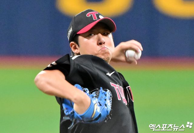 8일 오후 서울 구로구 고척스카이돔에서 열린 '2025 신한 SOL Bank KBO리그' LG 트윈스와 키움 히어로즈의 경기, 2회말 LG 선발투수 송승기가 공을 힘차게 던지고 있다. 엑스포츠뉴스 DB