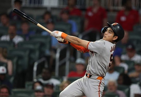 미국 메이저리그 샌프란시스코 자이언츠의 이정후가 22일(한국시간) 미국 캘리포니아주 샌디에이고의 펫코파크에서 열린 2025 메이저리그(MLB) 정규시즌 샌디에이고 파드리스와 원정 경기에 1번타자 겸 중견수로 선발출전, 10경기 연속 안타 생산에 성공했다. 사진 연합뉴스