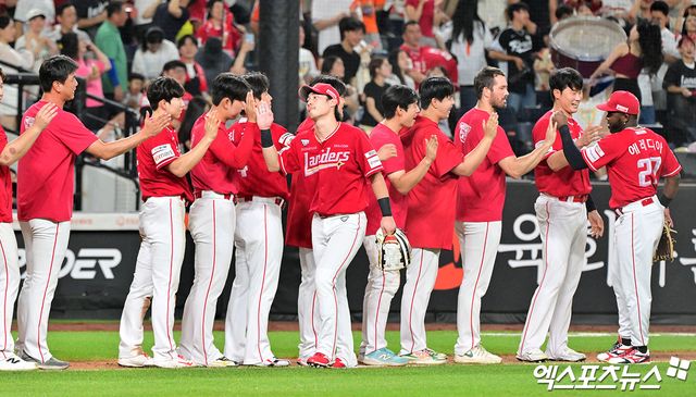 22일 오후 대전 한화생명 볼파크에서 열린 '2025 신한 SOL Bank KBO리그' SSG 랜더스와 한화 이글스의 경기, SSG가 11회 에레디아의 결승타에 힘입어 한화에 1:0 승리를 거뒀다. 이날 경기에서 승리한 SSG 선수들이 기뻐하고 있다. 엑스포츠뉴스 대전, 김한준 기자