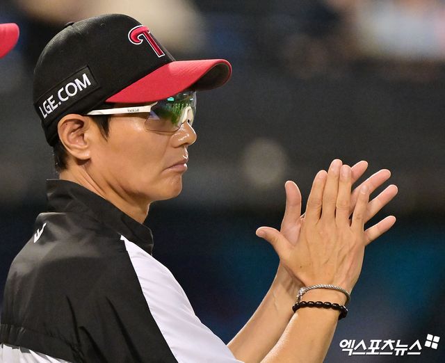 22일 오후 서울 송파구 잠실야구장에서 열린 '2025 신한 SOL Bank KBO리그' 두산 베어스와 LG 트윈스의 경기, LG가 15안타를 몰아치며 두산에 13:5 승리를 거뒀다. 이날 경기에서 승리한 LG 염경엽 감독이 선수단에게 박수를 보내고 있다. 엑스포츠뉴스 DB