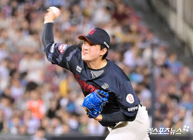 21일 오후 서울 송파구 잠실야구장에서 열린 '2025 신한 SOL Bank KBO리그' 롯데 자이언츠와 LG 트윈스의 경기, 9회말 롯데 김원중이 공을 힘차게 던지고 있다. 엑스포츠뉴스 잠실, 김한준 기자