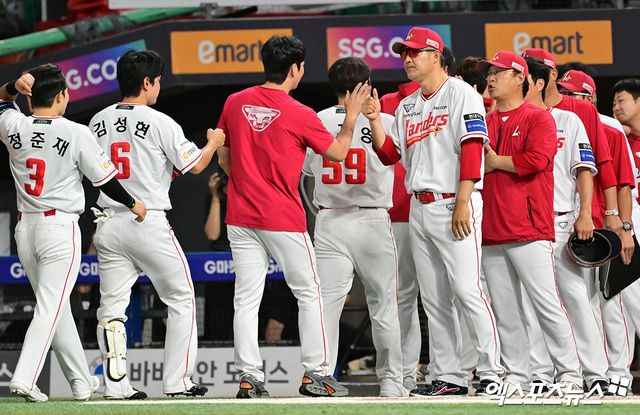 6일 오후 인천SSG랜더스필드에서 열린 '2025 신한 SOL Bank KBO리그' 삼성 라이온즈와 SSG 랜더스의 경기, SSG가 오태곤의 대타 역전 스리런 홈런에 힘입어 삼성에 5:4 역전승을 거뒀다. 이날 경기에서 승리한 SSG 이숭용 감독이 선수단과 하이파이브를 하고 있다. 엑스포츠뉴스 DB