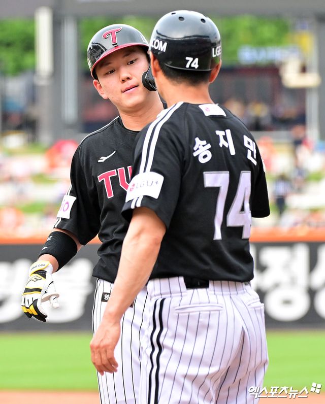 15일 오후 대전 한화생명 볼파크에서 열린 '2025 신한 SOL Bank KBO리그' LG 트윈스와 한화 이글스의 경기, 4회초 무사 1루 LG 이주헌이 좌전안타를 날리고 있다. 엑스포츠뉴스 DB