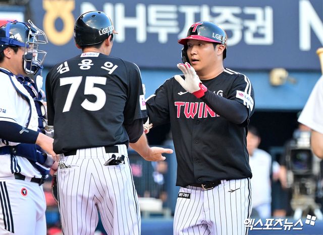 27일 오후 서울 송파구 잠실야구장에서 열린 '2025 신한 SOL Bank KBO리그' LG 트윈스와 두산 베어스의 경기, 3회초 무사 1,2루 LG 문보경이 스리런 홈런을 날린 후 그라운드를 돌고 있다. 엑스포츠뉴스 DB