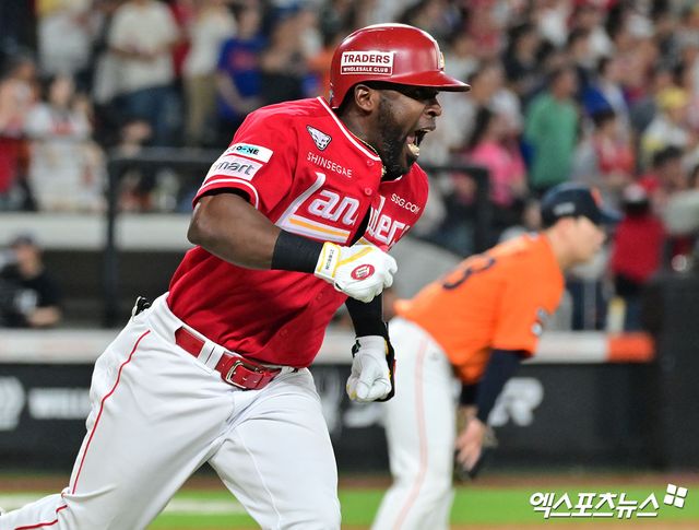 22일 오후 대전 한화생명 볼파크에서 열린 '2025 신한 SOL Bank KBO리그' SSG 랜더스와 한화 이글스의 경기, 11회초 2사 2루 SSG 에레디아가 1타점 2루타를 날리고 있다. 엑스포츠뉴스 대전, 김한준 기자