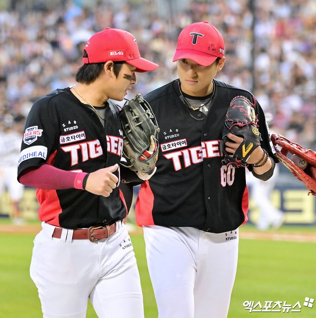 5일 오후 서울 송파구 잠실야구장에서 열린 '2025 신한 SOL Bank KBO리그' KIA 타이거즈와 두산 베어스의 경기, 4회말 수비를 마친 KIA 김도현이 더그아웃으로 향하고 있다. 엑스포츠뉴스 DB