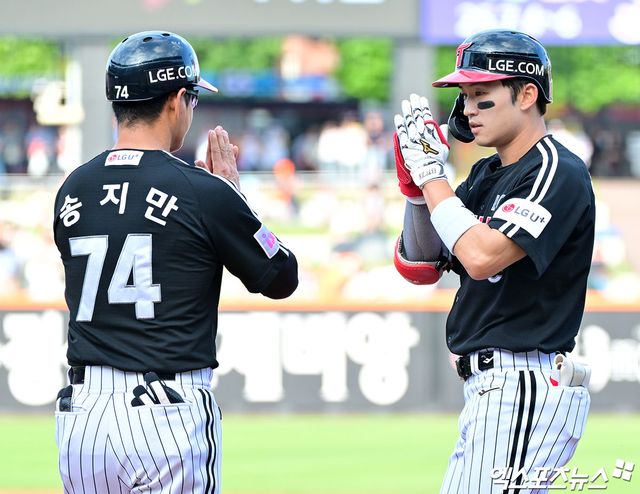 14일 오후 대전 한화생명 볼파크에서 열린 '2025 신한 SOL Bank KBO리그' LG 트윈스와 한화 이글스의 경기, 2회초 2사 1,2루 LG 박해민이 내야안타를 날린 후 귀루하고 있다. 엑스포츠뉴스 DB
