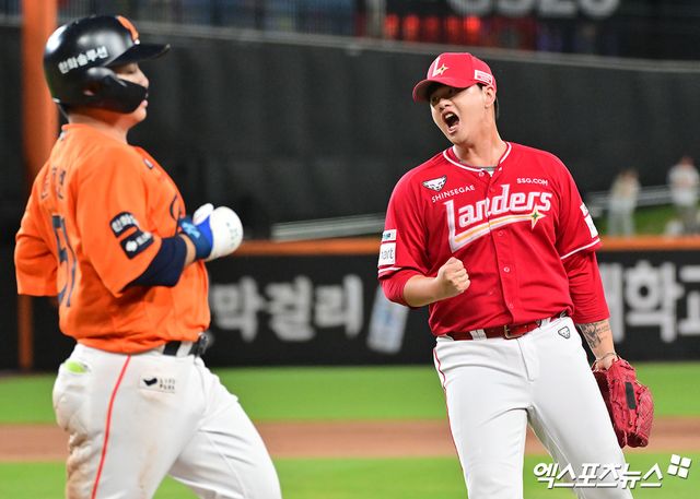 22일 오후 대전 한화생명 볼파크에서 열린 '2025 신한 SOL Bank KBO리그' SSG 랜더스와 한화 이글스의 경기, 6회말 2사 1,3루 SSG 김민이 한화 문현빈을 1루수 땅볼로 처리한 후 포효하고 있다. 엑스포츠뉴스 대전, 김한준 기자
