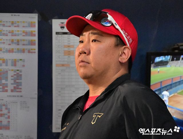 15일 오후 서울 송파구 잠실야구장에서 열린 '2025 신한 SOL Bank KBO리그' KIA 타이거즈와 두산 베어스의 경기, KIA 이범호 감독이 경기를 지켜보고 있다. 엑스포츠뉴스 DB