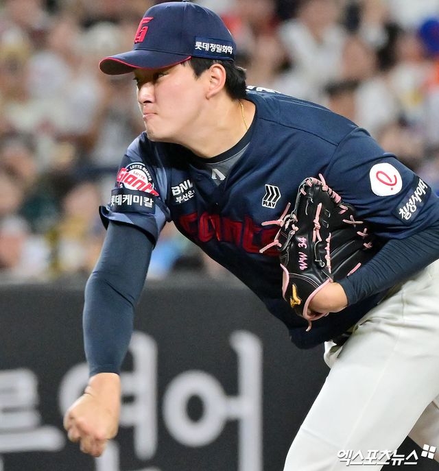 14일 오후 대전 한화생명 볼파크에서 열린 '2025 신한 SOL Bank KBO리그' 롯데 자이언츠와 한화 이글스의 경기, 9회말 롯데 김원중이 공을 힘차게 던지고 있다. 엑스포츠뉴스 DB