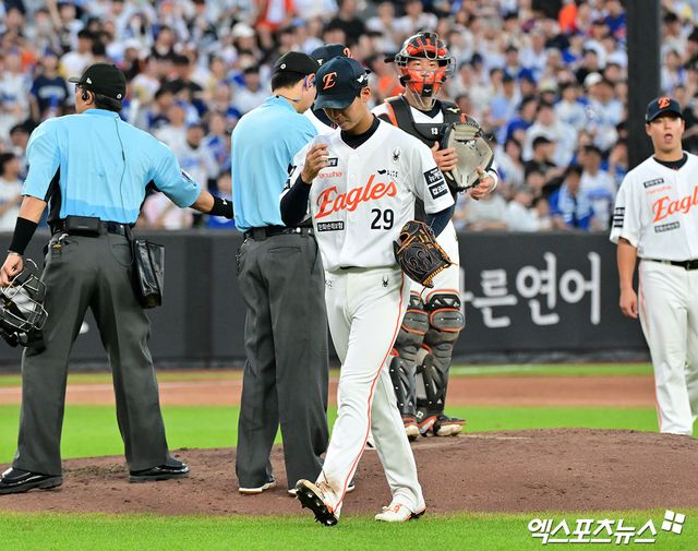  29일 오후 대전 한화생명 볼파크에서 열린 '2025 신한 SOL Bank KBO리그' 삼성 라이온즈와 한화 이글스의 경기, 3회초 2사 1루 한화 황준서가 마운드를 내려가고 있다. 엑스포츠뉴스 DB