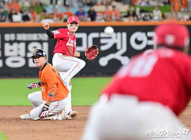 22일 오후 대전 한화생명 볼파크에서 열린 '2025 신한 SOL Bank KBO리그' SSG 랜더스와 한화 이글스의 경기, 5회말 1사 1루 SSG 정준재가 한화 최재훈의 내야땅볼때 하주석을 포스아웃 시킨 후 1루로 송구하고 있다. 엑스포츠뉴스 대전, 김한준 기자