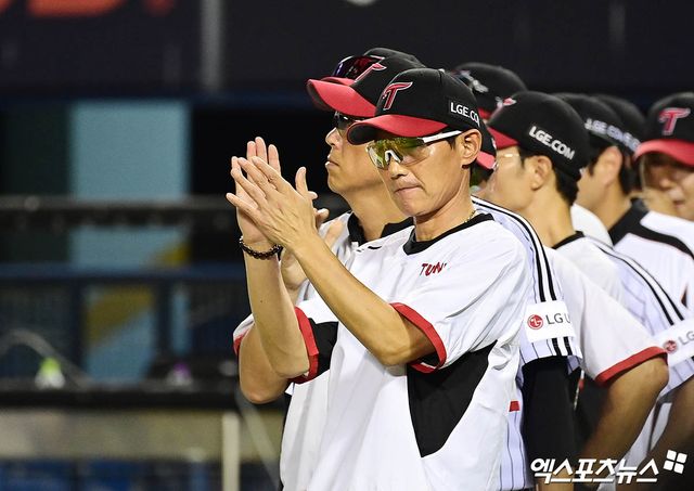 20일 오후 서울 송파구 잠실야구장에서 열린 '2025 신한 SOL Bank KBO리그' 롯데 자이언츠와 LG 트윈스의 경기, LG가 5:3의 스코어로 승리하며 파죽의 3연승을 질주, 롯데를 10연패에 빠뜨렸다. 경기 종료 후 LG 염경엽 감독이 선수들에게 박수를 보내고 있다. 엑스포츠뉴스 DB