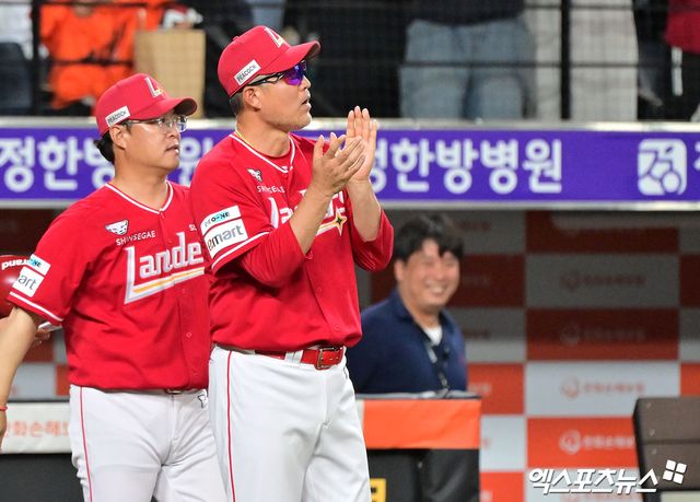 22일 오후 대전 한화생명 볼파크에서 열린 '2025 신한 SOL Bank KBO리그' SSG 랜더스와 한화 이글스의 경기, SSG가 11회 에레디아의 결승타에 힘입어 한화에 1:0 승리를 거뒀다. 이날 경기에서 승리한 SSG 이숭용 감독이 박수를 치고 있다. 엑스포츠뉴스 대전, 김한준 기자