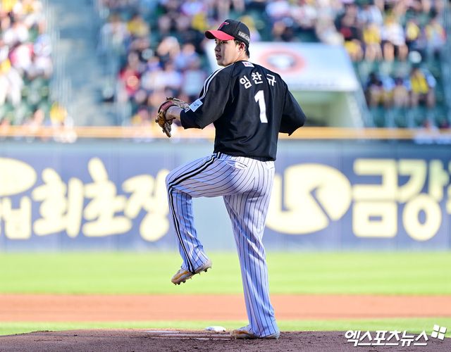 26일 오후 서울 송파구 잠실야구장에서 열린 '2025 신한 SOL Bank KBO리그' LG 트윈스와 두산 베어스의 경기, 1회말 LG 선발투수 임찬규가 공을 힘차게 던지고 있다. 엑스포츠뉴스 DB