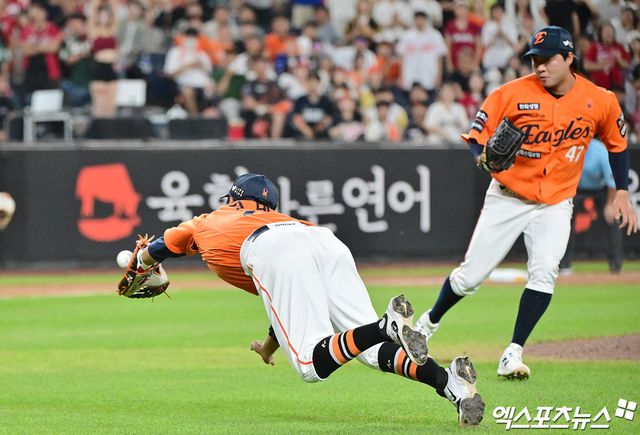 22일 오후 대전 한화생명 볼파크에서 열린 '2025 신한 SOL Bank KBO리그' SSG 랜더스와 한화 이글스의 경기, 11회초 무사 1루 한화 김태연이 SSG 정준재의 번트 타구를 잡아내고 있다. 엑스포츠뉴스 대전, 김한준 기자