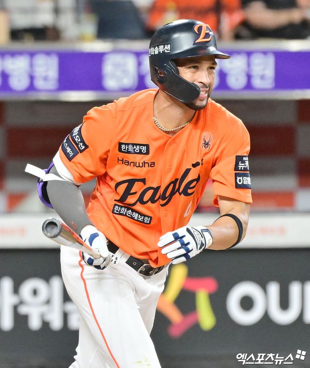 22일 오후 대전 한화생명 볼파크에서 열린 '2025 신한 SOL Bank KBO리그' SSG 랜더스와 한화 이글스의 경기, 6회말 2사 1루 한화 리베라토가 우전안타를 날리고 있다. 엑스포츠뉴스 대전, 김한준 기자