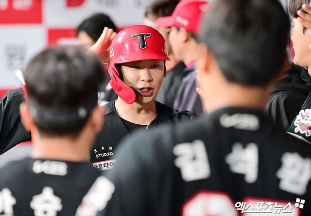 6일 오후 서울 구로구 고척스카이돔에서 열린 '2025 신한 SOL Bank KBO리그' KIA 타이거즈와 키움 히어로즈의 경기, 2회초 1사 만루 KIA 박정우가 위즈덤의 2타점 적시타때 득점한 후 더그아웃에서 하이파이브를 하고 있다. 엑스포츠뉴스 DB