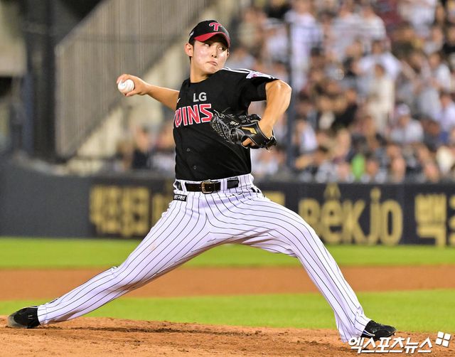 25일 오후 서울 송파구 잠실야구장에서 열린 '2025 신한 SOL Bank KBO리그' LG 트윈스와 두산 베어스의 경기, 7회말 LG 김영우가 공을 힘차게 던지고 있다. 엑스포츠뉴스 DB