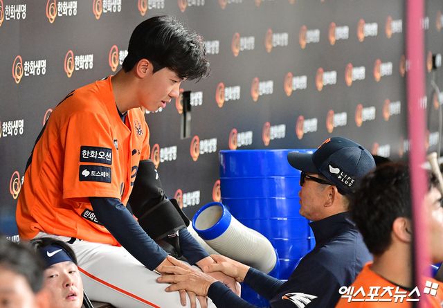 23일 오후 대전 한화생명 볼파크에서 열린 '2025 신한 SOL Bank KBO리그' SSG 랜더스와 한화 이글스의 경기, 6회초 수비를 마친 한화 황준서가 양상문 투수코치의 격려를 받고 있다. 엑스포츠뉴스 대전, 김한준 기자