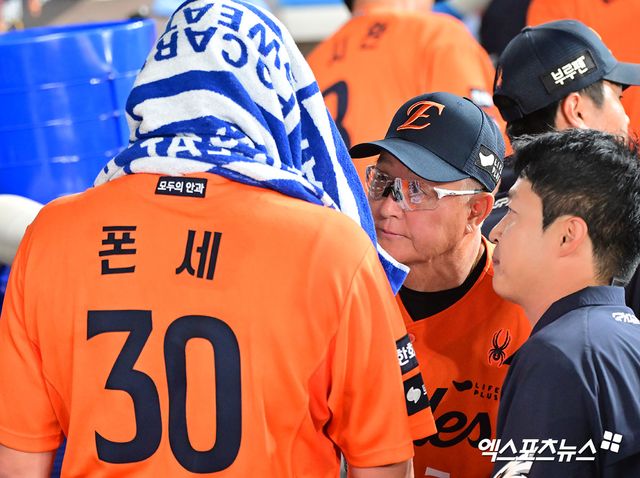 22일 오후 대전 한화생명 볼파크에서 열린 '2025 신한 SOL Bank KBO리그' SSG 랜더스와 한화 이글스의 경기, 7회초 수비를 마친 한화 폰세가 김경문 감독의 격려를 받고 있다. 엑스포츠뉴스 대전, 김한준 기자