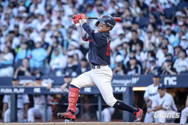 롯데 자이언츠 내야수 노진혁이 23일 창원NC파크에서 열린 2025 신한 SOL Bank KBO리그 NC 다이노스와의 팀 간 13차전에서 5회말 수비 실책으로 아쉬움을 남겼다. 사진 롯데 자이언츠