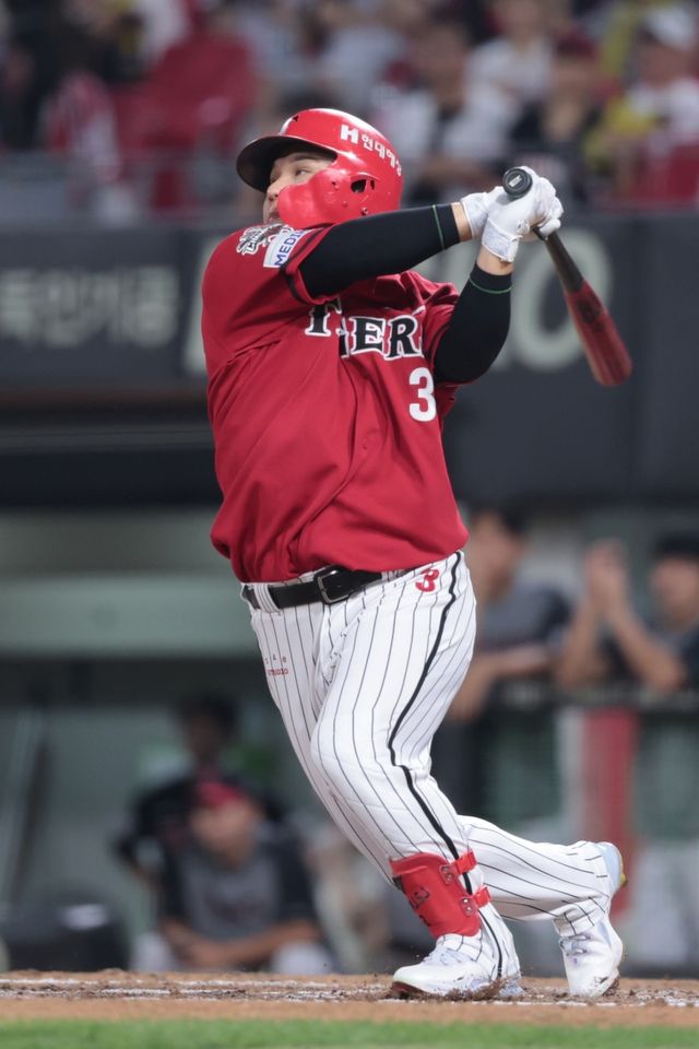 23일 오후 광주-KIA챔피언스필드에서 열린 2025 신한 SOL Bank KBO리그 LG 트윈스와 KIA 타이거즈의 경기, 6회말 2사 1, 2루 KIA 김선빈이 1타점 적시타를 날리고 있다. KIA 타이거즈