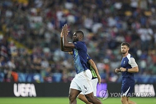 일본 매체 '스포니치 아넥스'를 비롯한 복수의 일본 매체들이 23일 보도를 통해 지바 시내에서 진행된 마에다 료이치 코치가 일본 대표팀의 롱스로인 도입 가능성이 있다고 전했다.&nbsp;연합뉴스