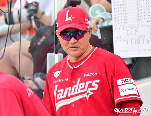 22일 오후 대전 한화생명 볼파크에서 열린 '2025 신한 SOL Bank KBO리그' SSG 랜더스와 한화 이글스의 경기, SSG 이숭용 감독이 국민의례를 준비하고 있다. 엑스포츠뉴스 대전, 김한준 기자
