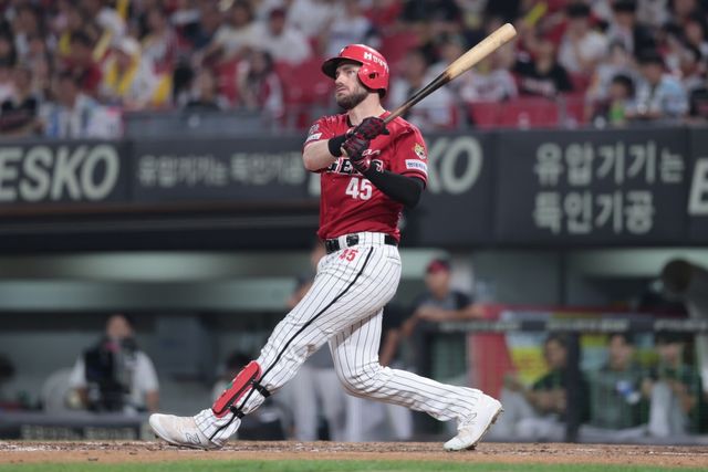 23일 오후 광주-KIA챔피언스필드에서 열린 2025 신한 SOL Bank KBO리그 LG 트윈스와 KIA 타이거즈의 경기, 5회말 2사 1루 KIA 위즈덤이 1타점 2루타를 날리고 있다. KIA 타이거즈