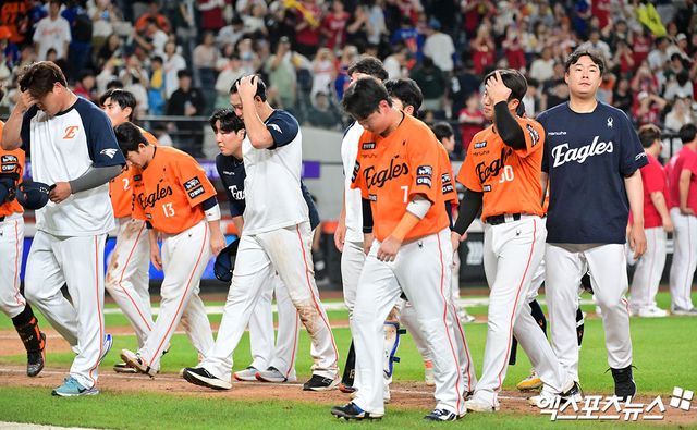 22일 오후 대전 한화생명 볼파크에서 열린 '2025 신한 SOL Bank KBO리그' SSG 랜더스와 한화 이글스의 경기, SSG가 11회 에레디아의 결승타에 힘입어 한화에 1:0 승리를 거뒀다. 경기종료 후 한화 선수들이 그라운드를 빠져나가고 있다. 엑스포츠뉴스 대전, 김한준 기자