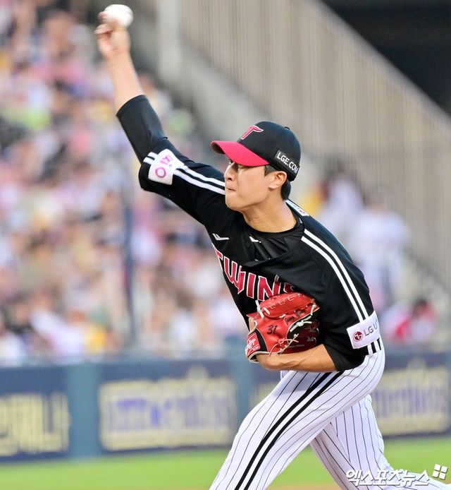 27일 오후 서울 송파구 잠실야구장에서 열린 '2025 신한 SOL Bank KBO리그' LG 트윈스와 두산 베어스의 경기, 4회말 LG 이정용이 공을 힘차게 던지고 있다. 엑스포츠뉴스 DB