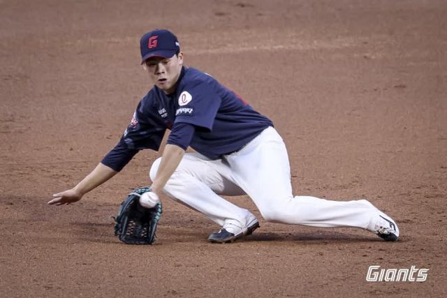 롯데 자이언츠 내야수 박찬형이 지난 22일 창원NC파크에서 열린 2025 신한 SOL Bank KBO리그 NC 다이노스와의 팀 간 12차전에서 3회말 수비 실책 후 4회말 이닝 시작과 함께 교체됐다. 사진 롯데 자이언츠