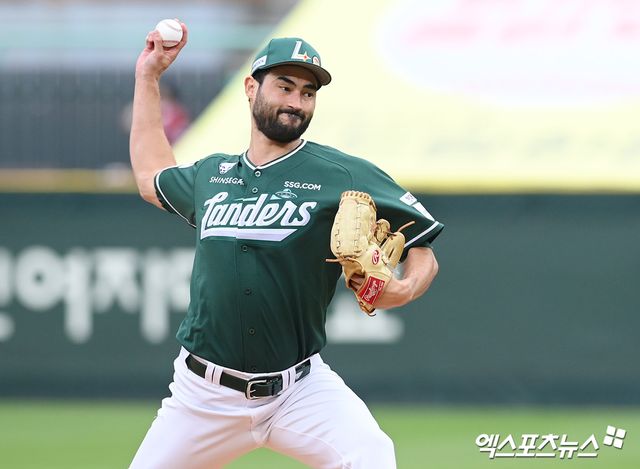 지난 5월 23일 오후 인천SSG랜더스필드에서 열린 '2025 신한 SOL Bank KBO리그' LG 트윈스와 SSG 랜더스의 경기, 1회초 SSG 선발투수 화이트가 공을 힘차게 던지고 있다. 엑스포츠뉴스 DB