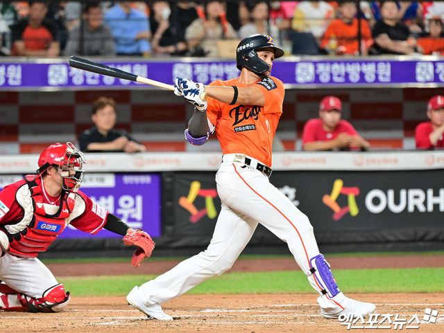 22일 오후 대전 한화생명 볼파크에서 열린 '2025 신한 SOL Bank KBO리그' SSG 랜더스와 한화 이글스의 경기, 6회말 2사 1루 한화 리베라토가 우전안타를 날리고 있다. 엑스포츠뉴스 대전, 김한준 기자