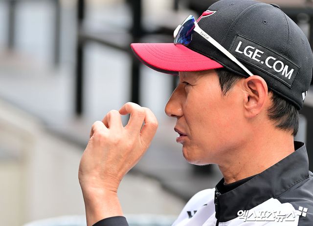 14일 오후 대전 한화생명 볼파크에서 열리는 '2025 신한 SOL Bank KBO리그' LG 트윈스와 한화 이글스의 경기, LG 염경엽 감독이 취재진과 대화를 나누고 있다. 엑스포츠뉴스 DB