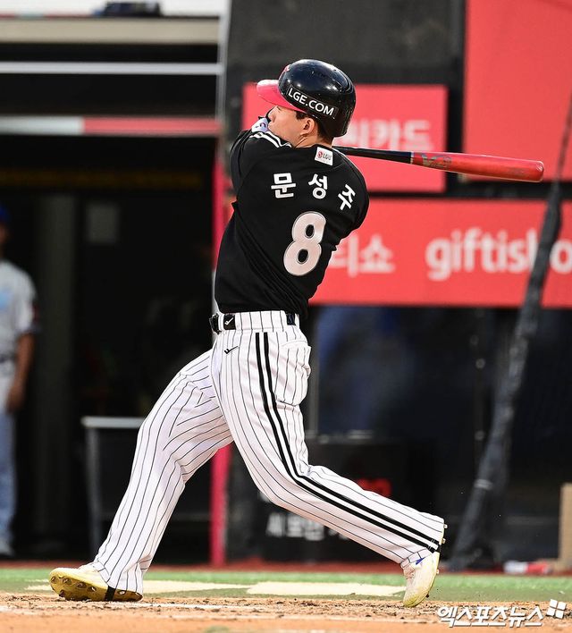 12일 오후 수원케이티위즈파크에서 열린 '2025 신한 SOL Bank KBO리그' LG 트윈스와 KT 위즈의 경기, 4회초 LG 선두타자 문성주가 안타를 치고 있다. 엑스포츠뉴스 DB