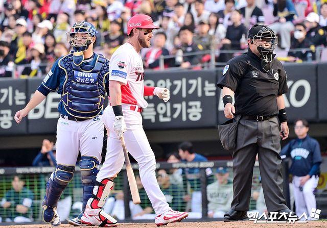 23일 오후 광주기아챔피언스필드에서 열린 '2025 신한 SOL Bank KBO리그' NC 다이노스와 KIA 타이거즈의 경기, 8회말 KIA 위즈덤이 루킹삼진을 당한 후 아쉬워하고 있다. 엑스포츠뉴스 DB