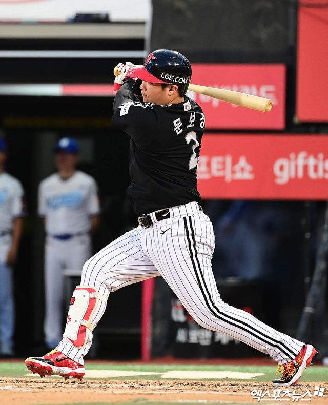 12일 오후 수원케이티위즈파크에서 열린 '2025 신한 SOL Bank KBO리그' LG 트윈스와 KT 위즈의 경기, 4회초 1사 1루 LG 문보경이 안타를 때려내고 있다. 엑스포츠뉴스 DB