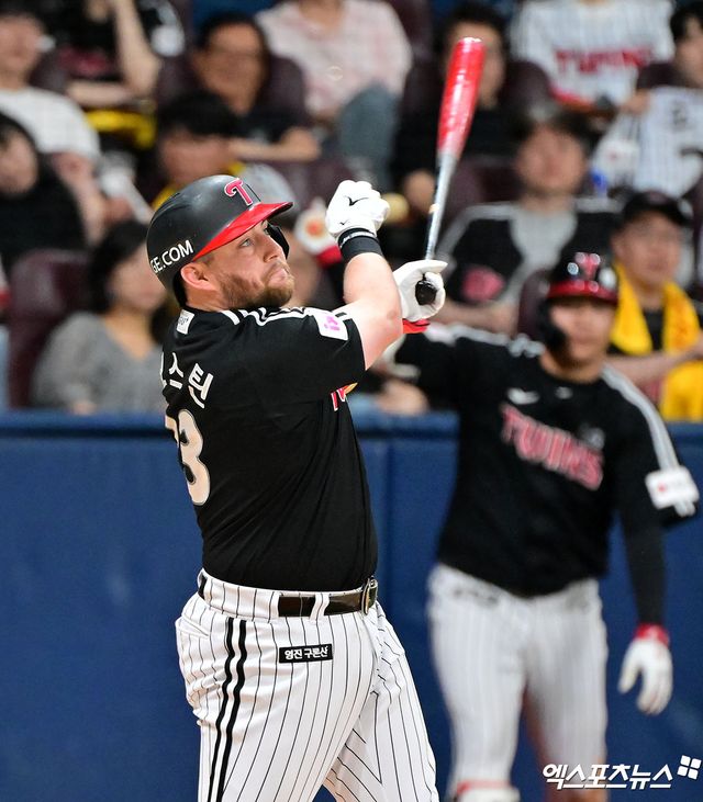 6일 오후 서울 구로구 고척스카이돔에서 열린 '2025 신한 SOL Bank KBO리그' LG 트윈스와 키움 히어로즈의 경기, 5회초 2사 LG 오스틴이 타격을 하고 있다. 결과는 유격수 플라이 아웃. 엑스포츠뉴스 DB