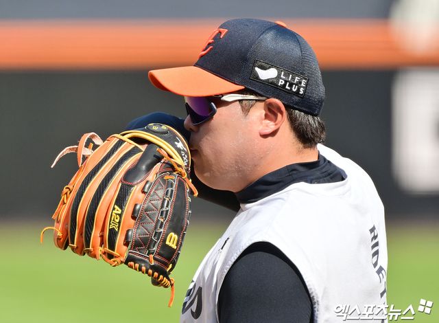 22일 오후 대전 한화생명 볼파크에서 열리는 '2025 신한 SOL Bank KBO리그' SSG 랜더스와 한화 이글스의 경기, 한화 류현진이 야수들의 수비 훈련을 지켜보고 있다. 엑스포츠뉴스 대전, 김한준 기자