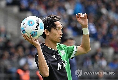 일본 매체 '스포니치 아넥스'를 비롯한 복수의 일본 매체들이 23일 보도를 통해 지바 시내에서 진행된 마에다 료이치 코치가 일본 대표팀의 롱스로인 도입 가능성이 있다고 전했다.&nbsp;연합뉴스